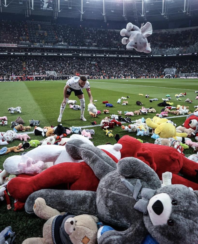 Ploaie de jucării pe teren la meciul dintre Besiktas și Antalyaspor. Fanii au comemorat copiii care au murit în cutremur 18827409