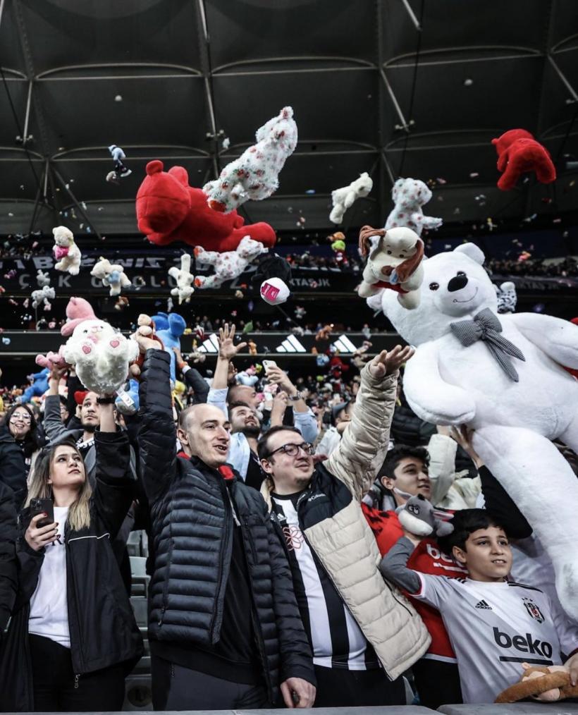 Ploaie de jucării pe teren la meciul dintre Besiktas și Antalyaspor. Fanii au comemorat copiii care au murit în cutremur 18827410