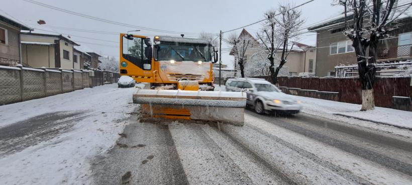 Tiruri blocate pe șosea în Hunedoara din cauza zăpezii