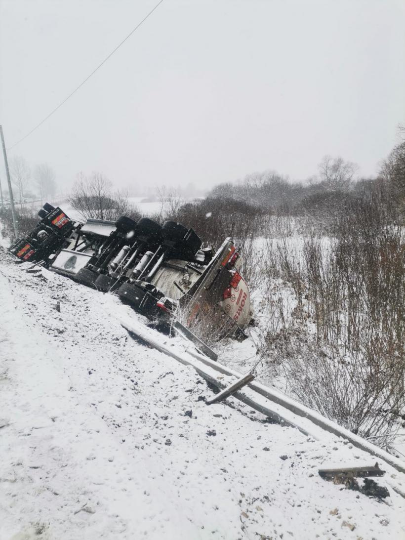 Cisternă încărcată cu motorină și benzină, răsturnată pe DE 578 18827470