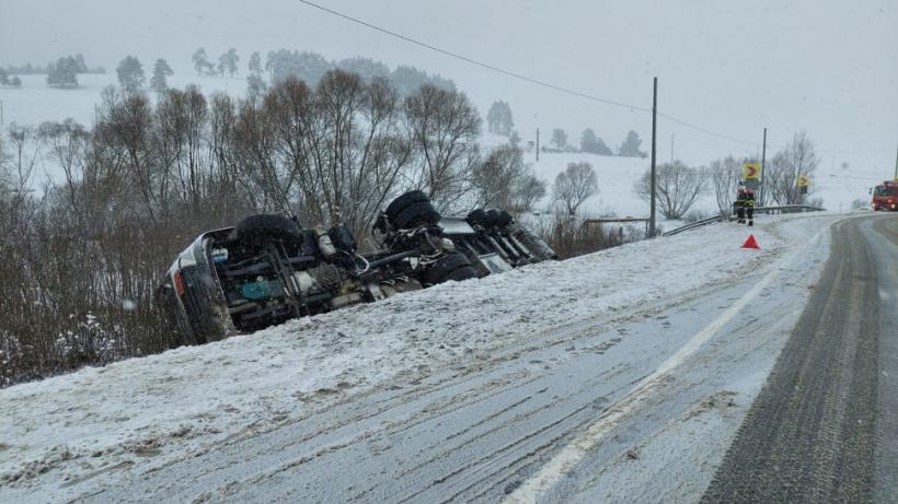 Cisternă încărcată cu motorină și benzină, răsturnată pe DE 578 18827471
