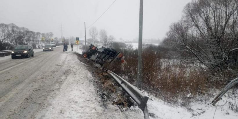 Cisternă încărcată cu motorină și benzină, răsturnată pe DE 578 18827472