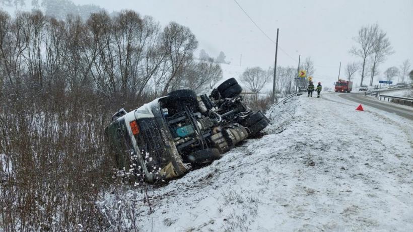 Cisternă încărcată cu motorină și benzină, răsturnată pe DE 578 18827474