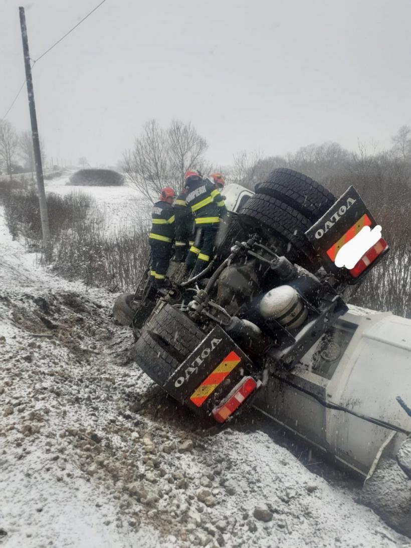 Cisternă încărcată cu motorină și benzină, răsturnată pe DE 578 18827475