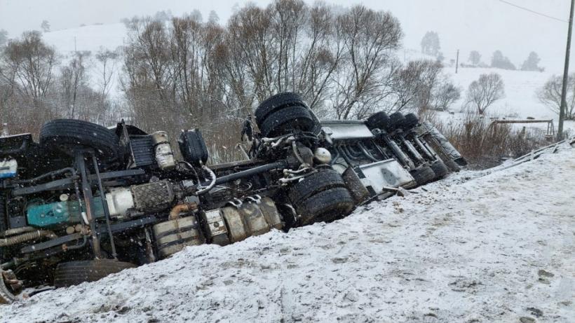Cisternă încărcată cu motorină și benzină, răsturnată pe DE 578 18827476