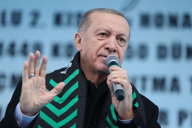 Recep Erdogan cere &quot;iertare&quot; locuitorilor pentru întârzierile în intervenţiile după cutremur