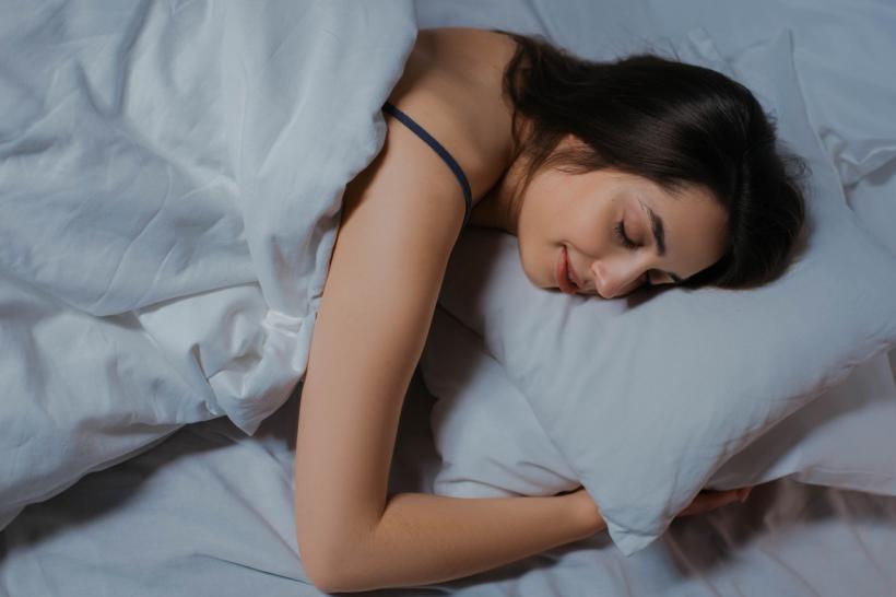 O femeie doarme 22 de ore în fiecare zi: &quot;Sunt ca Frumoasa Adormită din viața reală&quot;