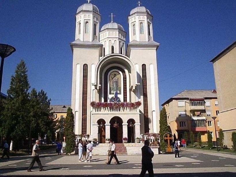 A fost spartă Catedrala din Cugir! Hoții au furat banii din cutia milei 18827441