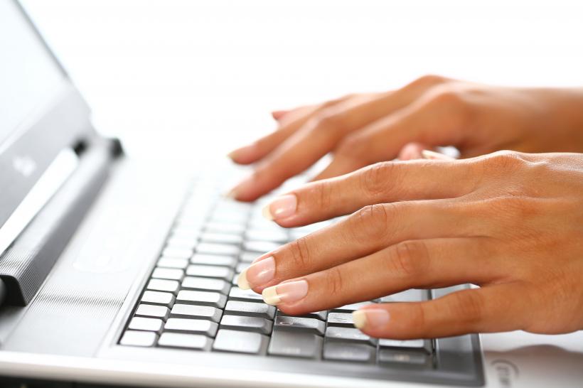 Sesizările privind maşinile abandonate pe spaţiul public vor putea fi făcute şi online 18827438