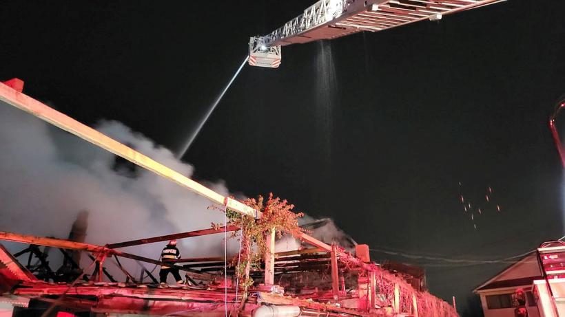VIDEO Incendiu puternic la acoperișul unei case din Cumpăna