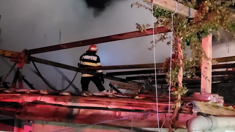 VIDEO Incendiu puternic la acoperișul unei case din Cumpăna 18827791