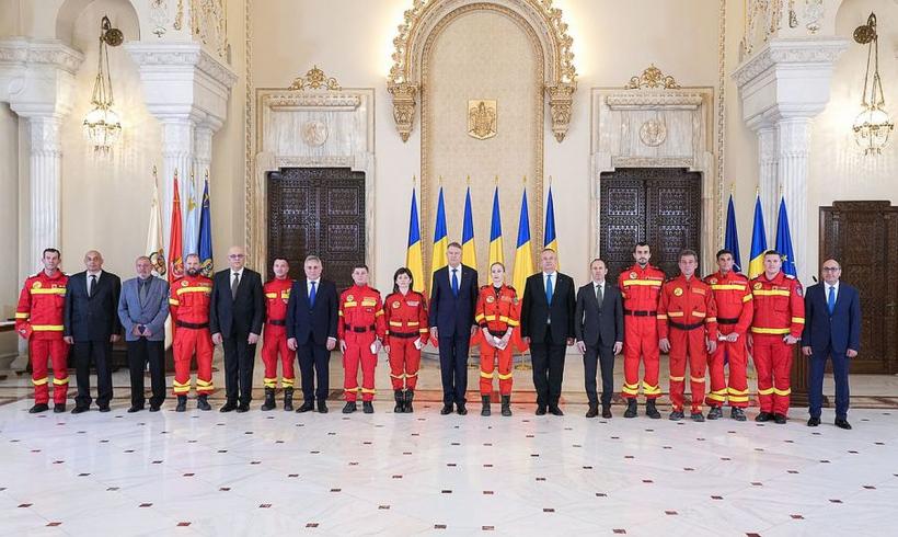 Salvatorii români care au fost în Turcia, decorați la Palatul Cotroceni