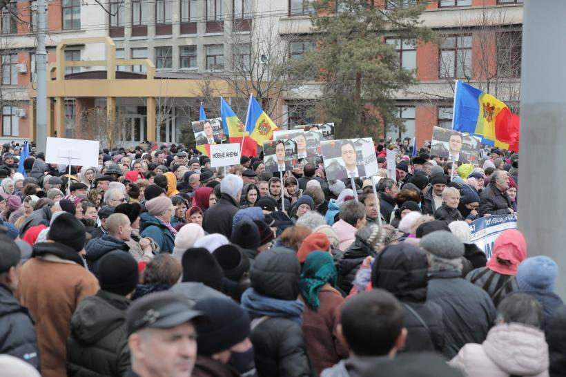 Protest de amploare la Chișinău. Manifestanții cer demisia guvernului și a Maiei Sandu. Centrul orașului blocat de poliție 18827680