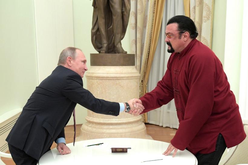 Putin îl decorează pe actorul american și cetățeanul rus Steven Seagal