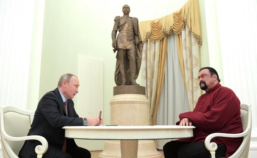 Putin îl decorează pe actorul american și cetățeanul rus Steven Seagal 18827612
