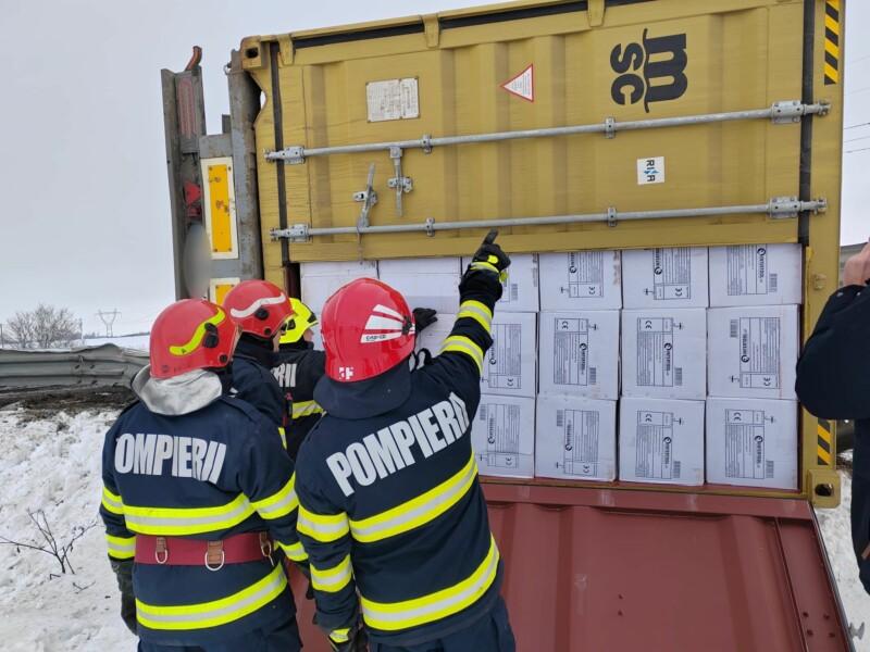 TIR răsturnat pe DN 2. Scurgeri de carburant și pericol de explozie! 18827644