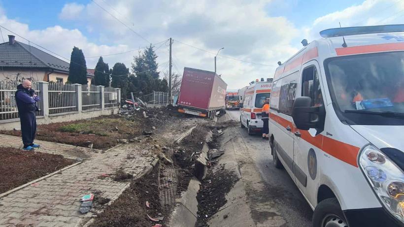 Microbuz în care se aflau 14 persoane, implicat într-un accident în județul Iași