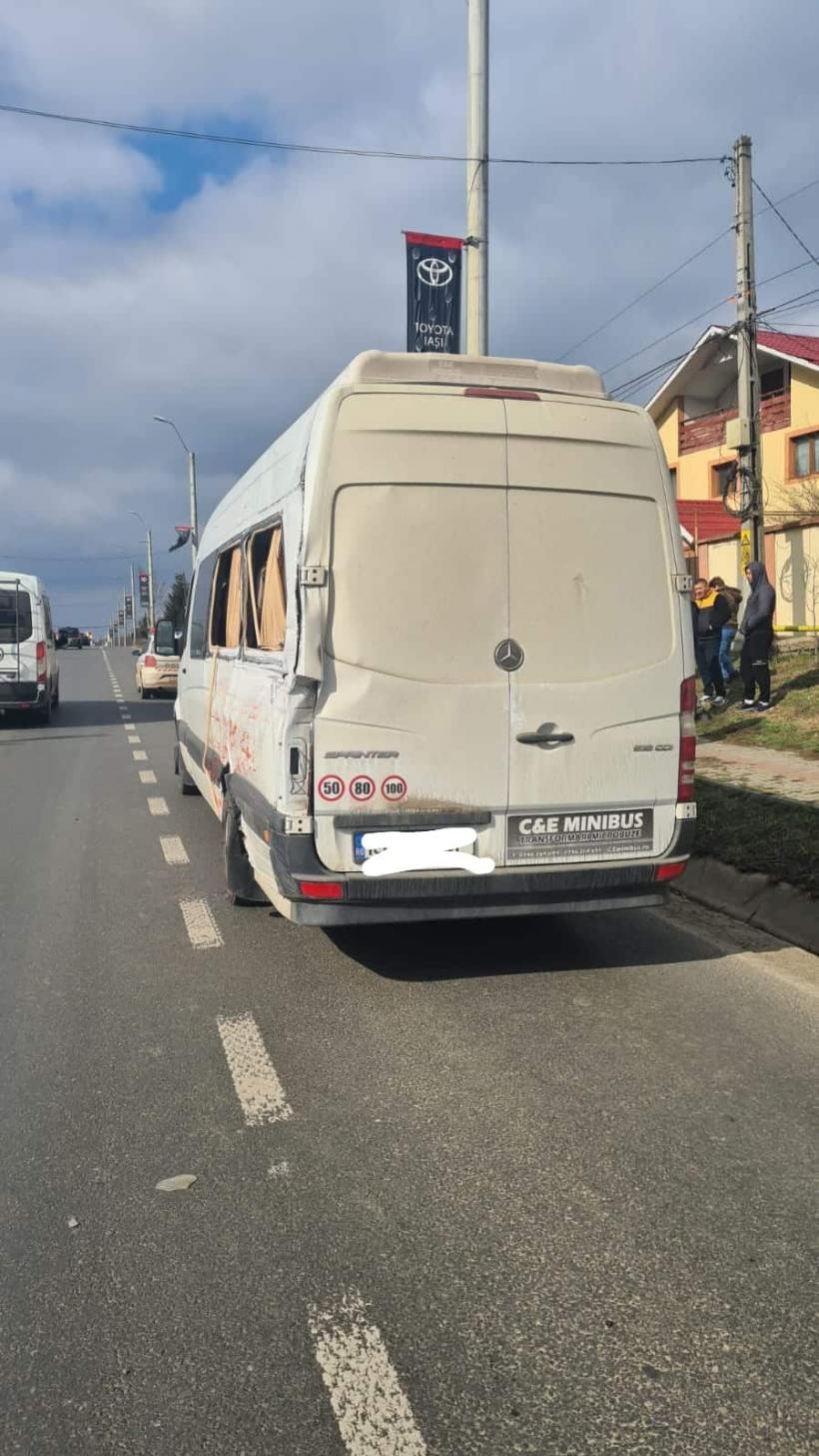 Microbuz în care se aflau 14 persoane, implicat într-un accident în județul Iași 18827856