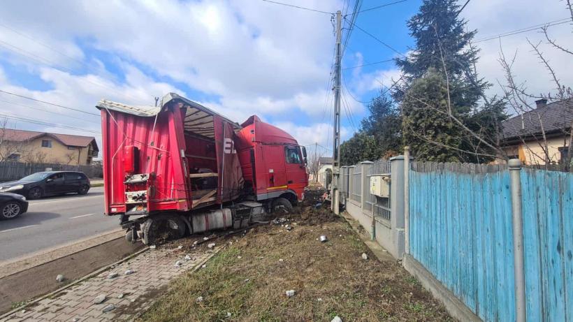 Microbuz în care se aflau 14 persoane, implicat într-un accident în județul Iași 18827857