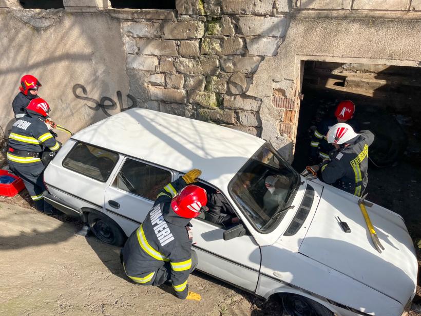 Accident ciudat la Tulcea. O mașină a intrat într-o clădire a unei centrale termice 18828038