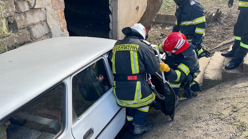 Accident ciudat la Tulcea. O mașină a intrat într-o clădire a unei centrale termice 18828039