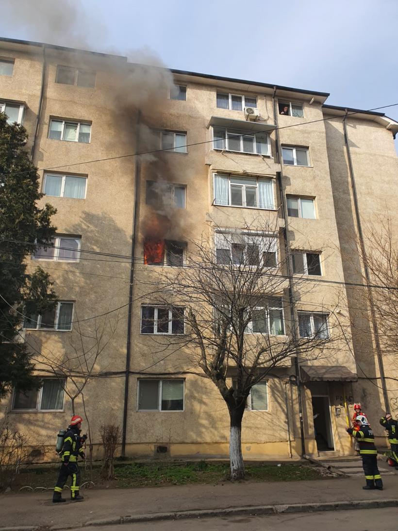 VIDEO: Arde un apartament din Constanța: Imagini dramatice cu evacuarea locatarilor!