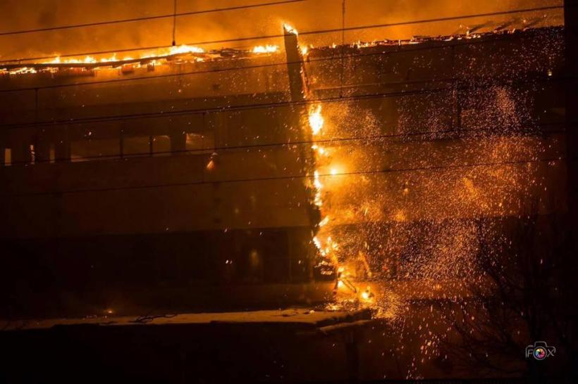 Incendiu puternic într-o hală industrială din Harghita