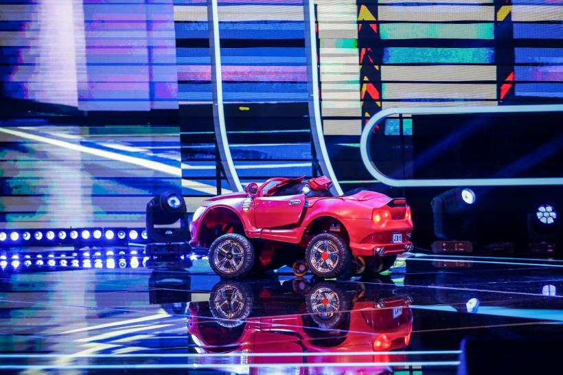 Jurații iUmor, față în față cu un număr unic în lume: „Omul-mașinută a fost spectaculos!“ Câți bani a investit artistul străin în proiectul său de suflet 18828230