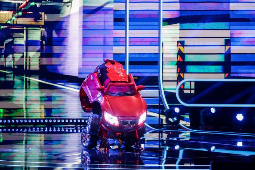 Jurații iUmor, față în față cu un număr unic în lume: „Omul-mașinută a fost spectaculos!“ Câți bani a investit artistul străin în proiectul său de suflet 18828231