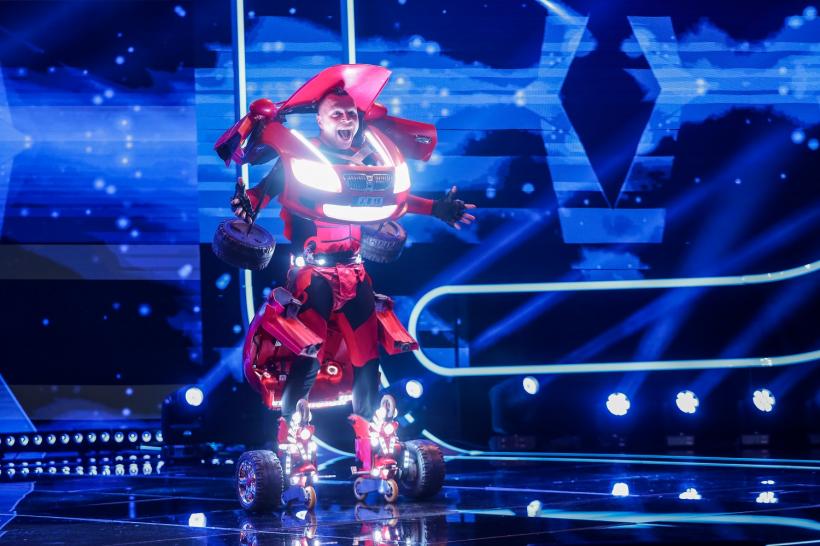 Jurații iUmor, față în față cu un număr unic în lume: „Omul-mașinută a fost spectaculos!“ Câți bani a investit artistul străin în proiectul său de suflet 18828232