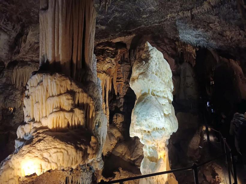Postojna, peștera din Slovenia unde soldații ruși au săpat galerii