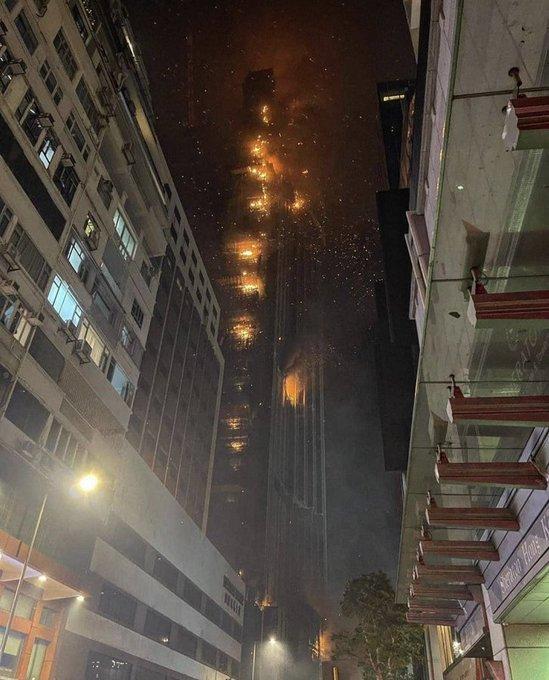 Zgârie-nori în flăcări! Aproximativ 170 de persoane au fost evacuate la Hong Kong