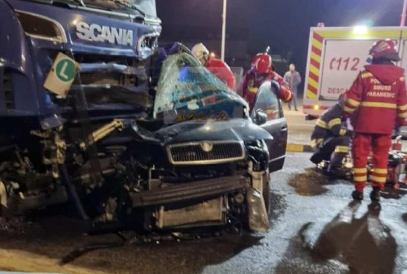 Accident teribil în Brașov. Ciocnire între un TIR și un autoturism. Un tânăr de 22 de ani a murit