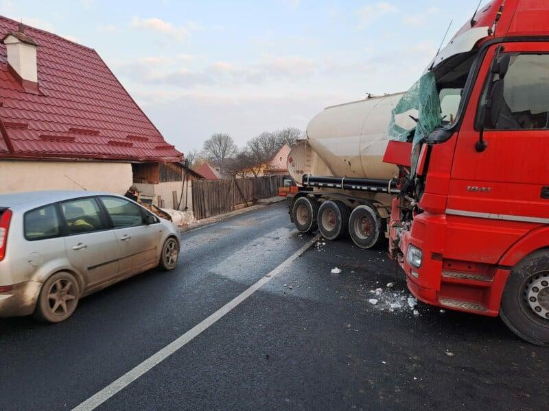 Accident în Sibiu. Un TIR scăpat de sub control a intrat într-o casă 18828326