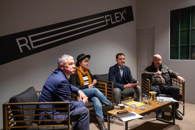 Reflex5 se produce în Stagiunea75 18828097