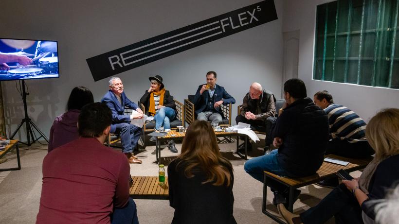 Reflex5 se produce în Stagiunea75 18828098