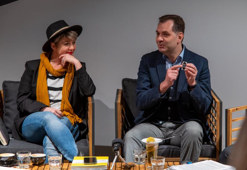 Reflex5 se produce în Stagiunea75 18828100