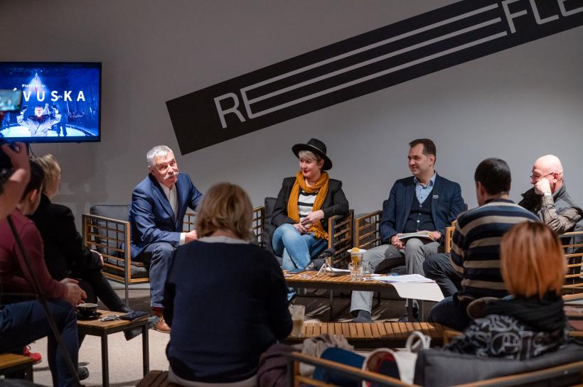 Reflex5 se produce în Stagiunea75 18828101