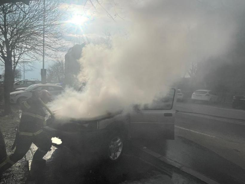 Un autoturism a luat foc într-o parcare din Tulcea
