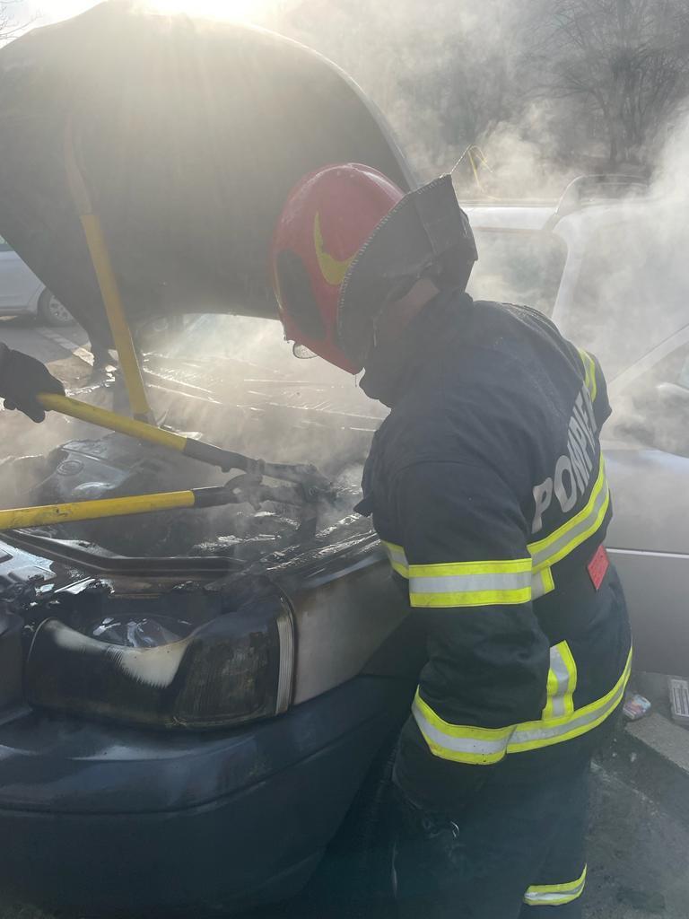 Un autoturism a luat foc într-o parcare din Tulcea 18828601