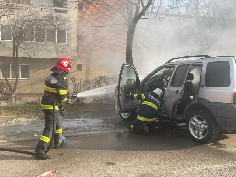 Un autoturism a luat foc într-o parcare din Tulcea 18828602