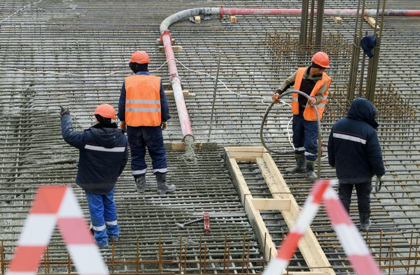 Cei mai mulţi muncitori străini, marea majoritate asiatici, vin în România pe poziţia de demolator