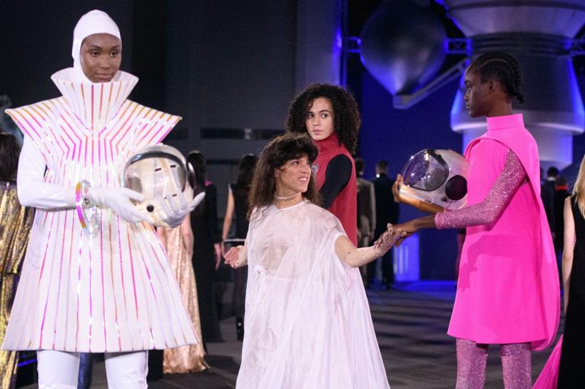 Pierre Cardin, la Săptămâna Modei de la Paris cu o linie din era spațială! 18828510