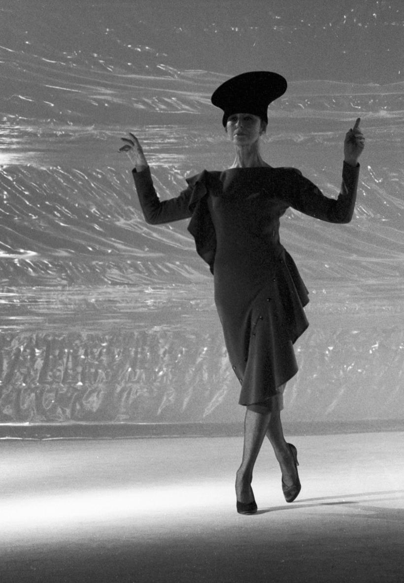 Pierre Cardin, la Săptămâna Modei de la Paris cu o linie din era spațială! 18828511