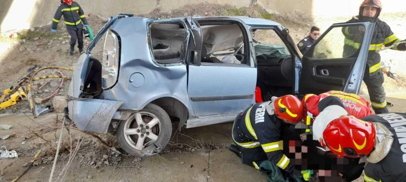 Accident grav pe DN2 în județul Ialomița. Mașina a căzut de la câțiva metri, de pe pod. A fost chemat elicopterul SMURD