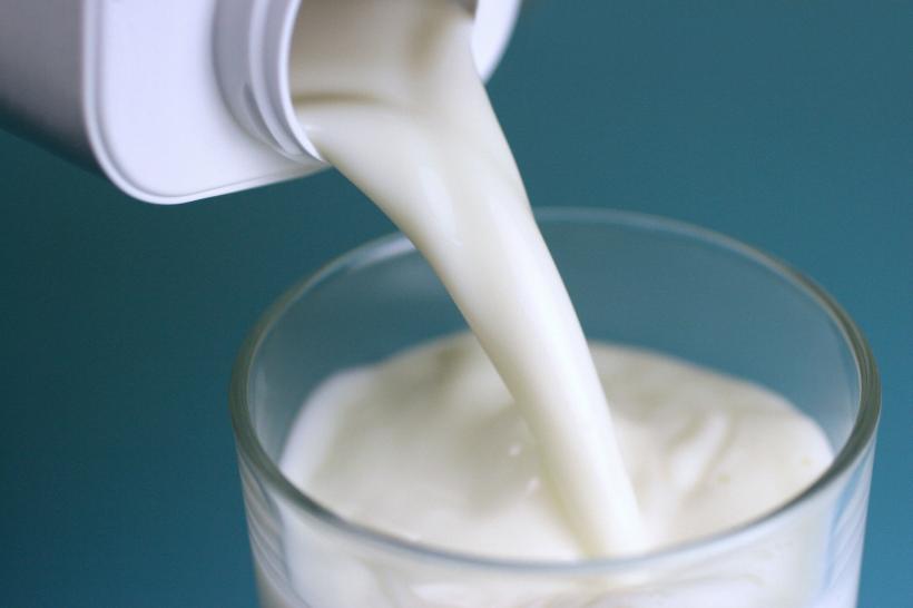 Prețul laptelui a explodat în România! Costă mai mult ca în Polonia sau Franţa