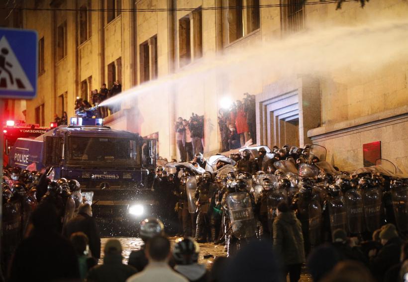 UPDATE: Poliția folosește tunuri de apă și gaze lacrimogene pentru a dispersa protestatarii din Georgia 