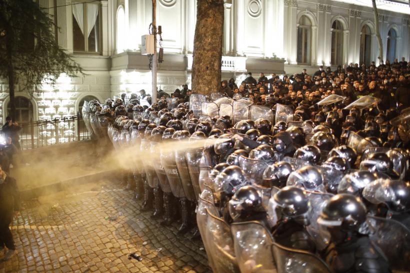 UPDATE: Poliția folosește tunuri de apă și gaze lacrimogene pentru a dispersa protestatarii din Georgia  18828990