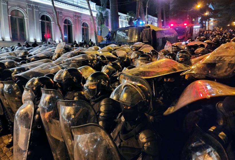 UPDATE: Poliția folosește tunuri de apă și gaze lacrimogene pentru a dispersa protestatarii din Georgia  18828992