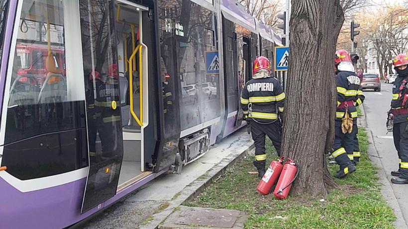 Un tramvai a luat foc în mers în Timișoara. 15 pasageri s-au autoevacuat